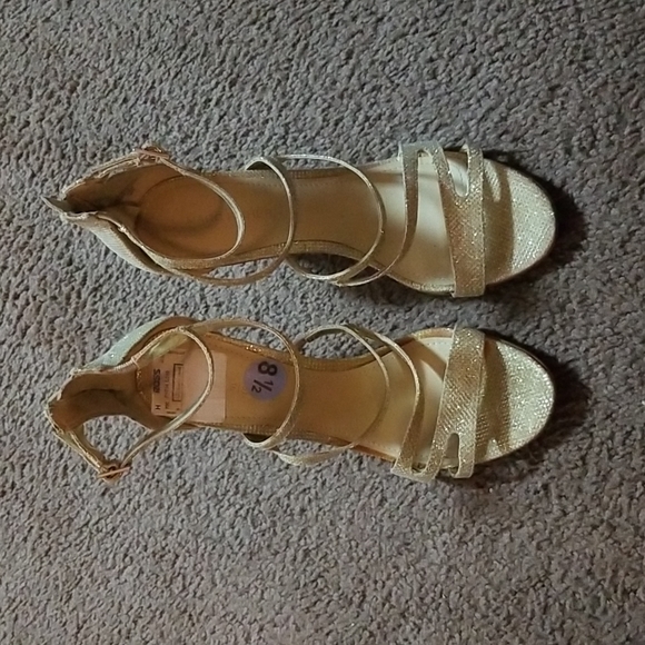 Marc Fisher Gold Sparkling heels - Picture 3 of 8